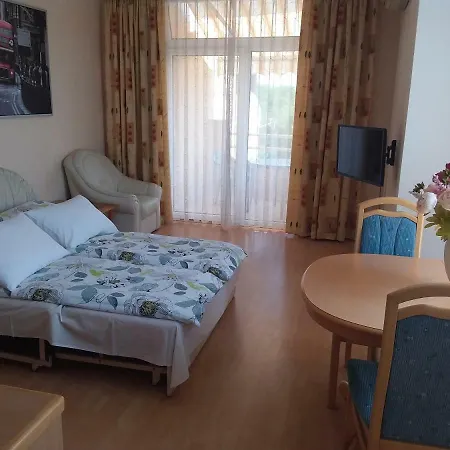 Romai Lakopark Pool Apartman شقة